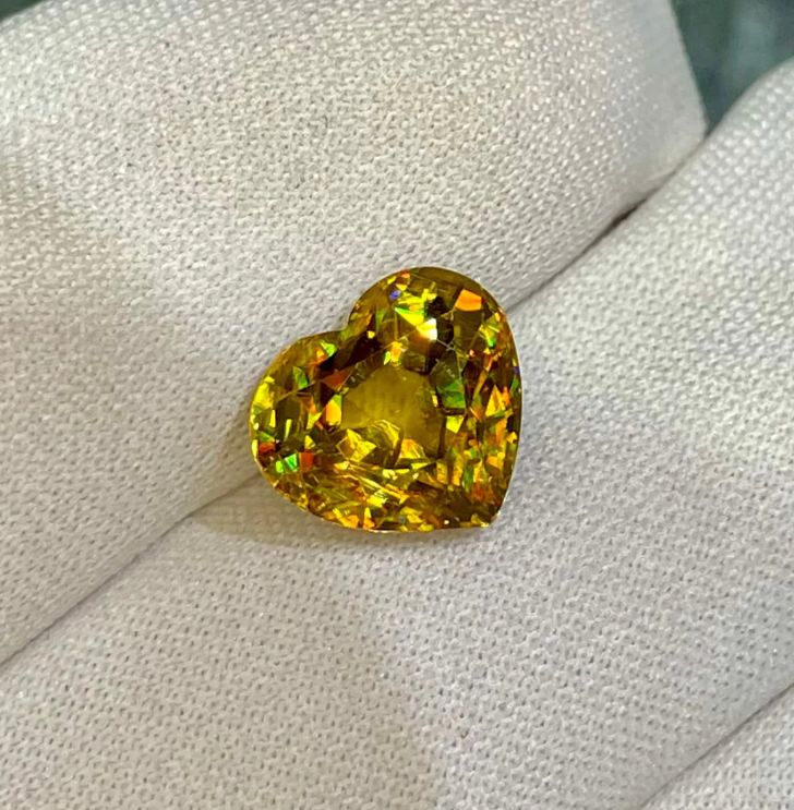Heart shape faceted sphene titanite 6.1 ct