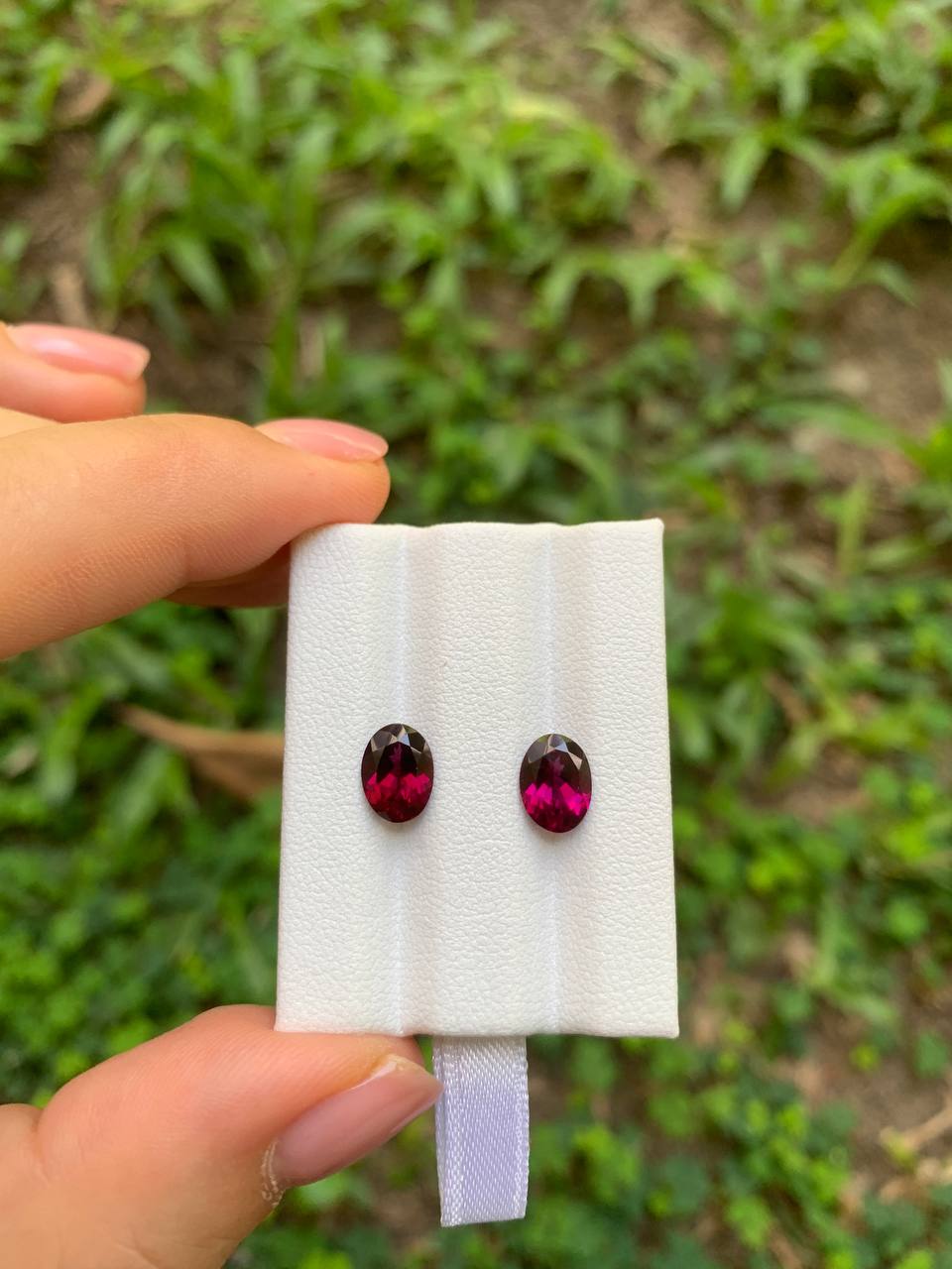 Pair of faceted rhodolite garnets 3.3 ct