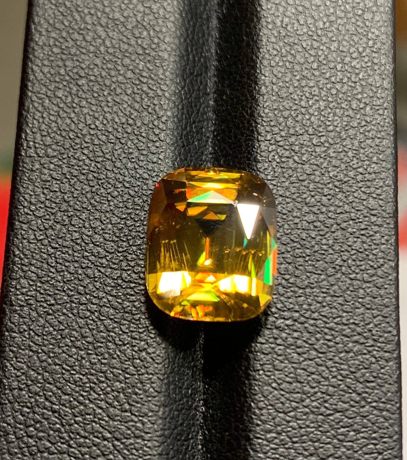 Faceted yellow green sphene, 7.7 cts
