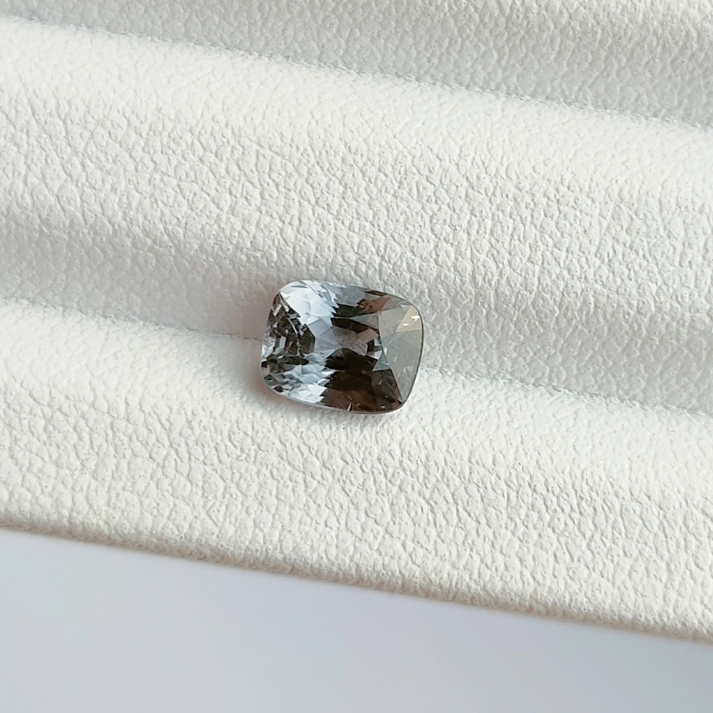 Grey burmese spinel 1.5 ct