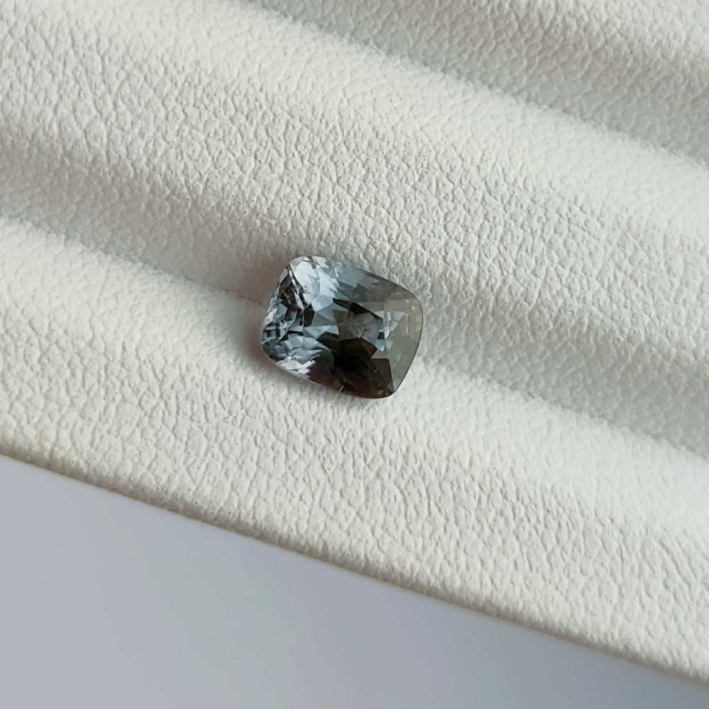Grey burmese spinel 1.5 ct