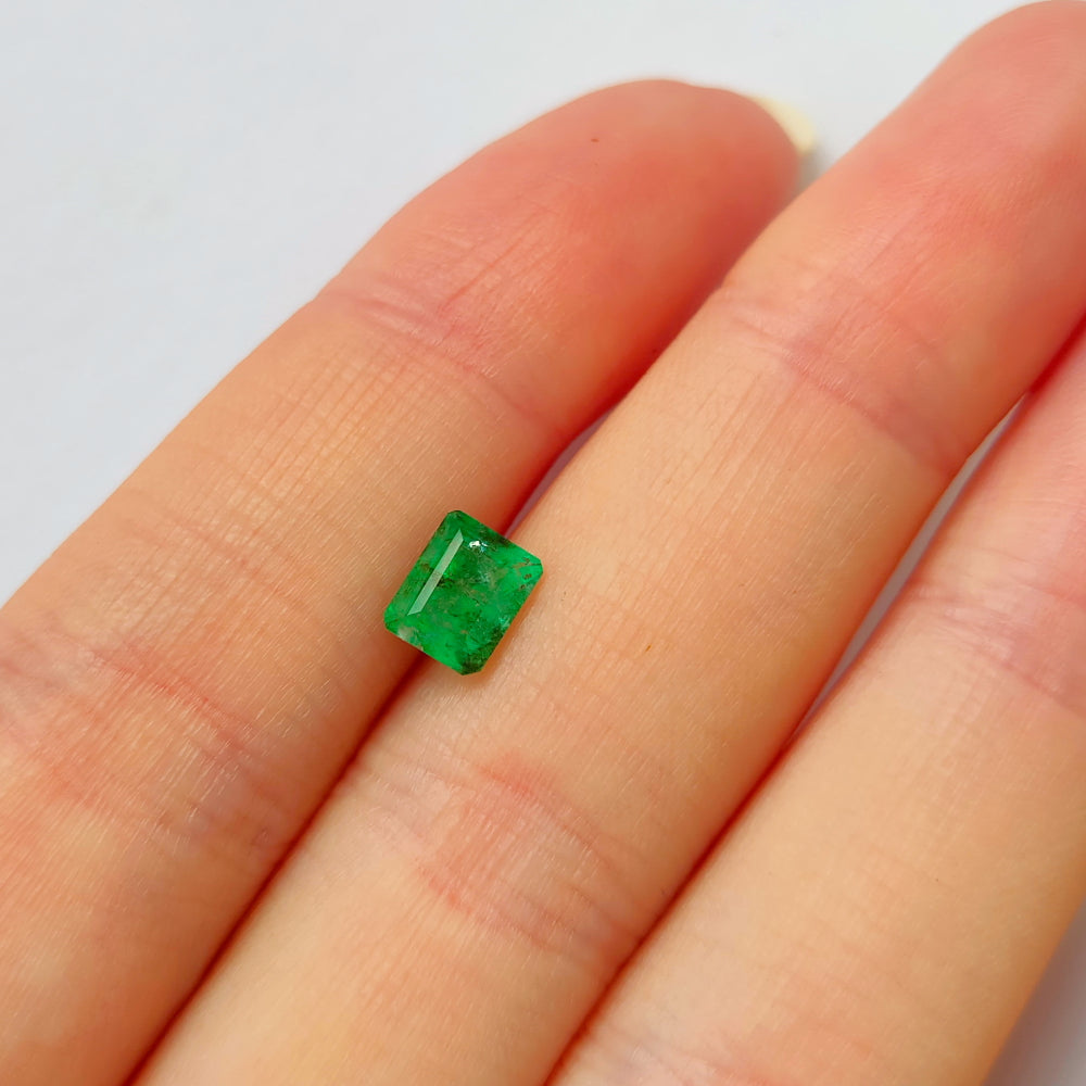 Faceted natural emerald 0.9 ct