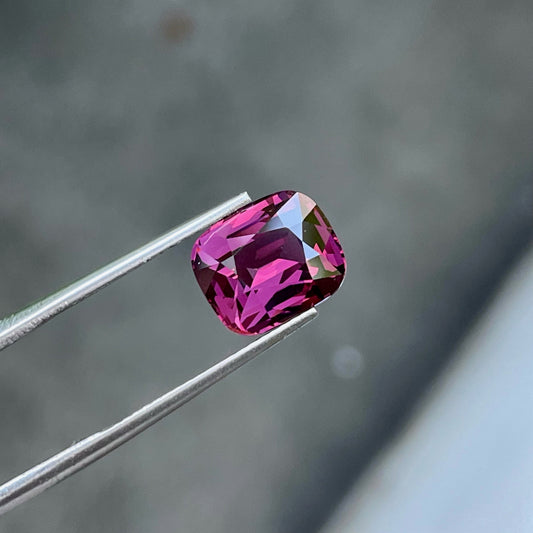 Natural and synthetic spinel