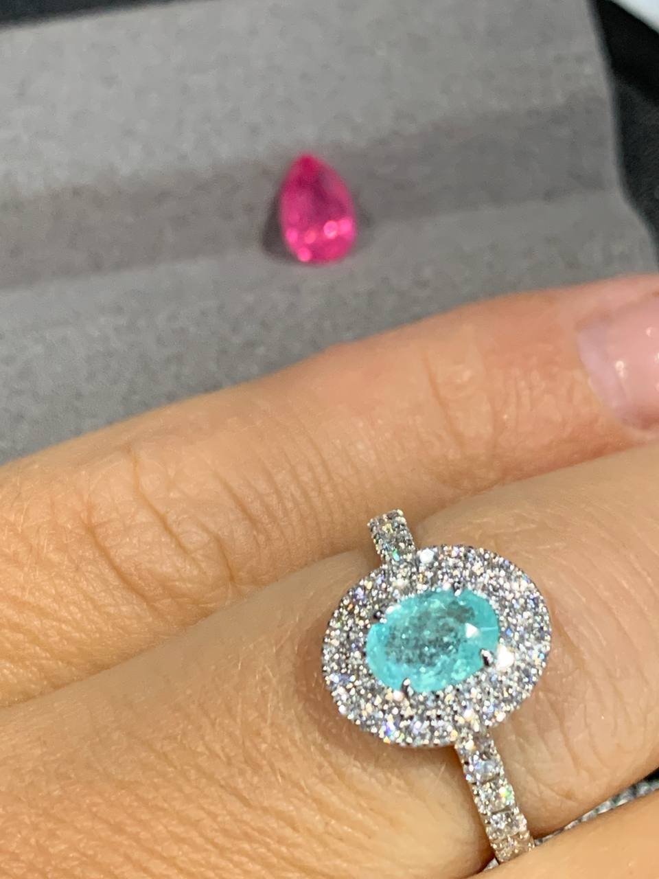 Ring with neon-blue Paraiba tourmaline