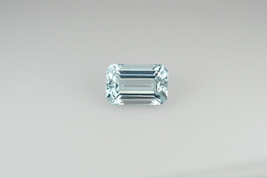 Light blue aquamarine faceted gemstone 3.4 ct