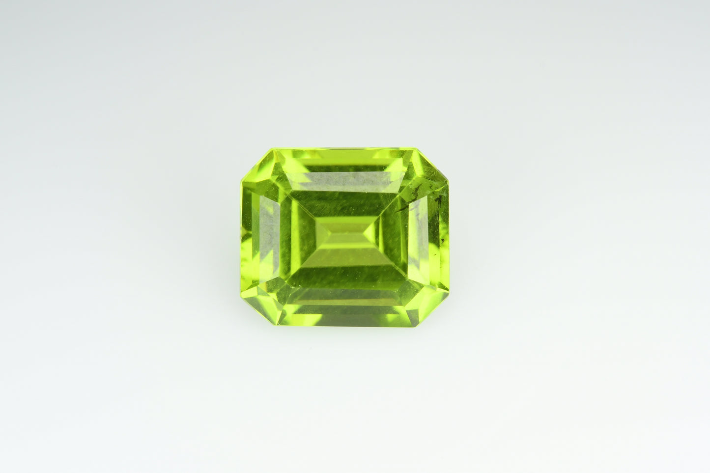 Faceted green peridot 3.94 ct