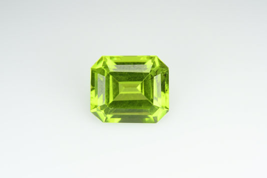 Faceted green peridot 3.94 ct