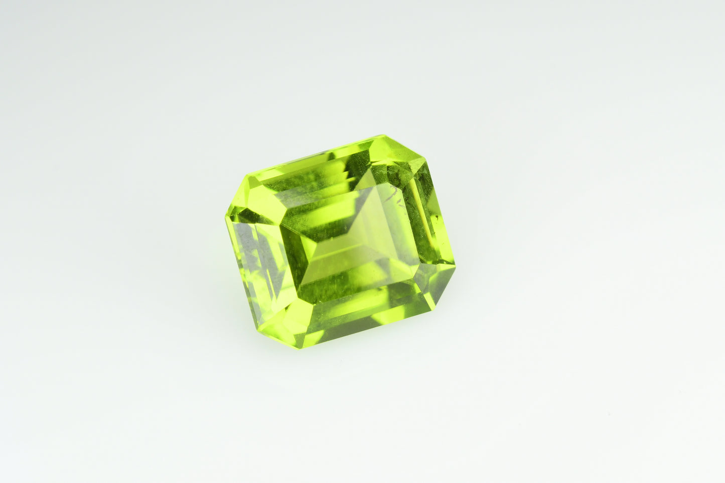 Faceted green peridot 3.94 ct