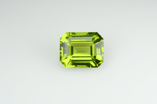 Faceted green peridot 3.27 ct