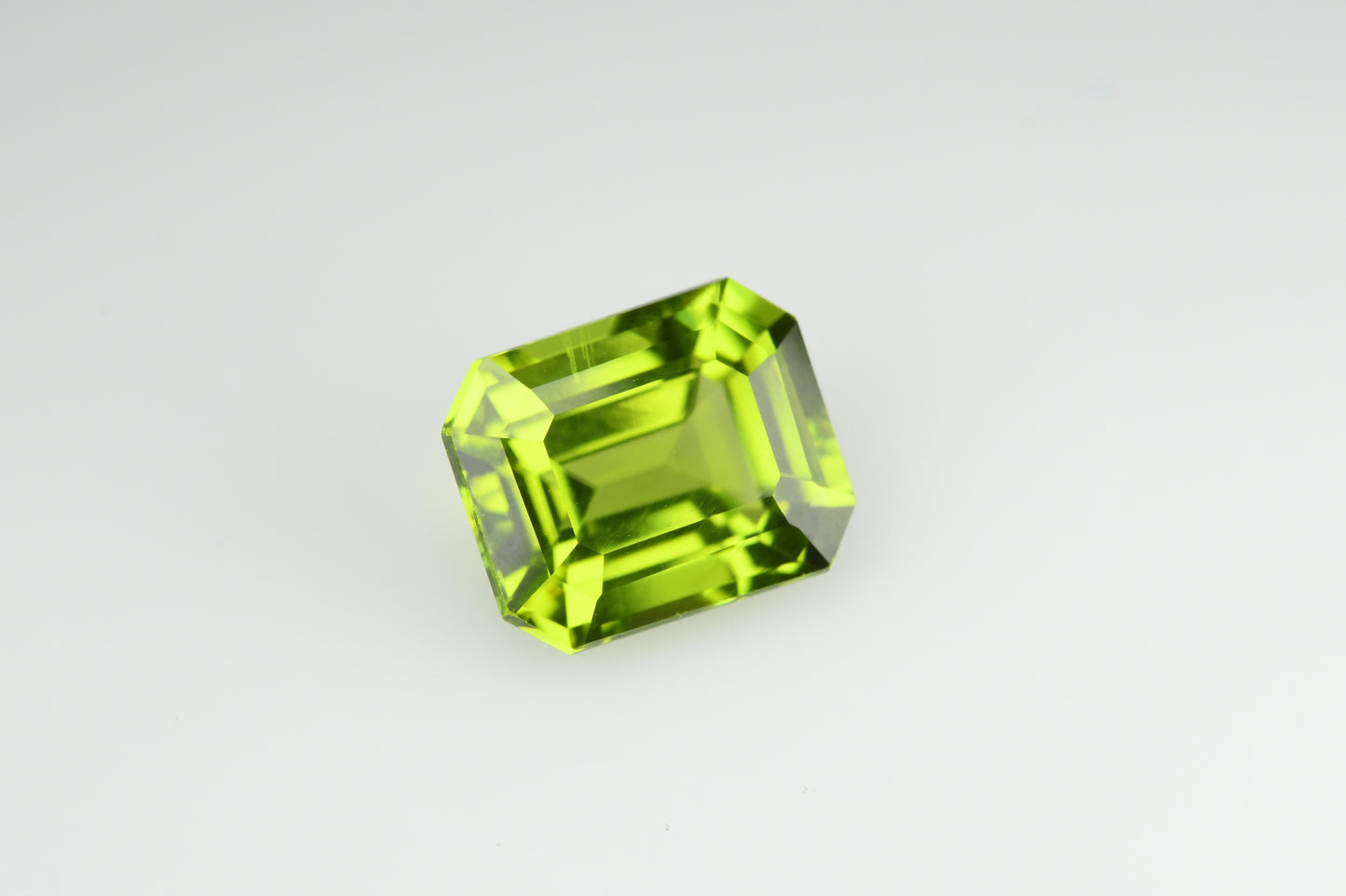 Faceted green peridot 3.27 ct