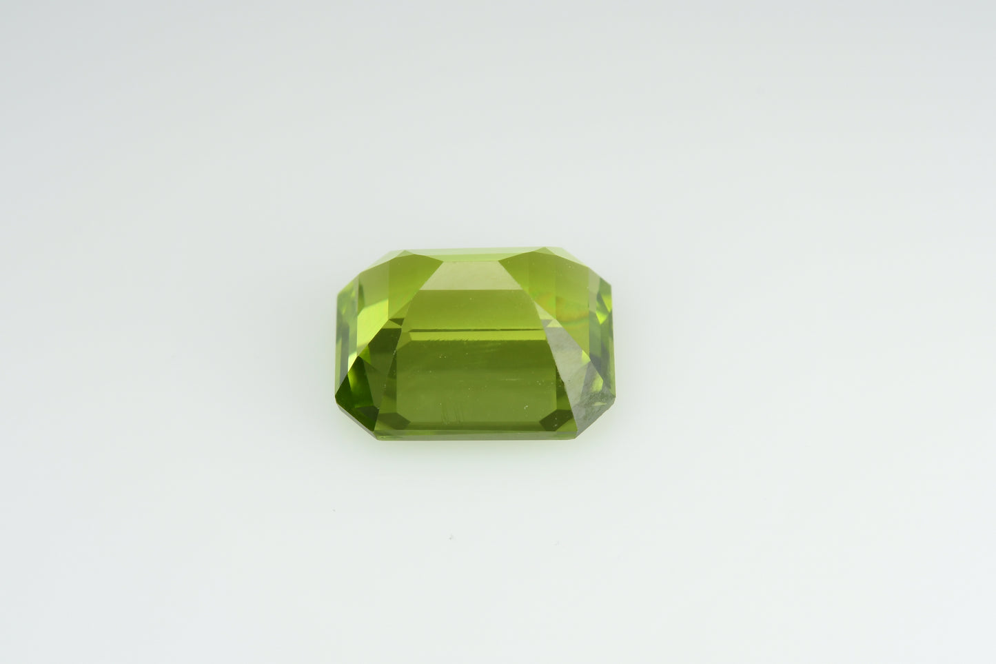 Faceted green peridot 3.27 ct
