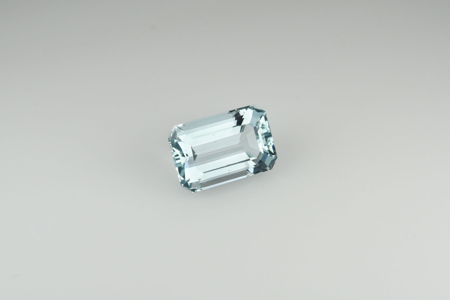 Light blue aquamarine faceted gemstone 3.4 ct