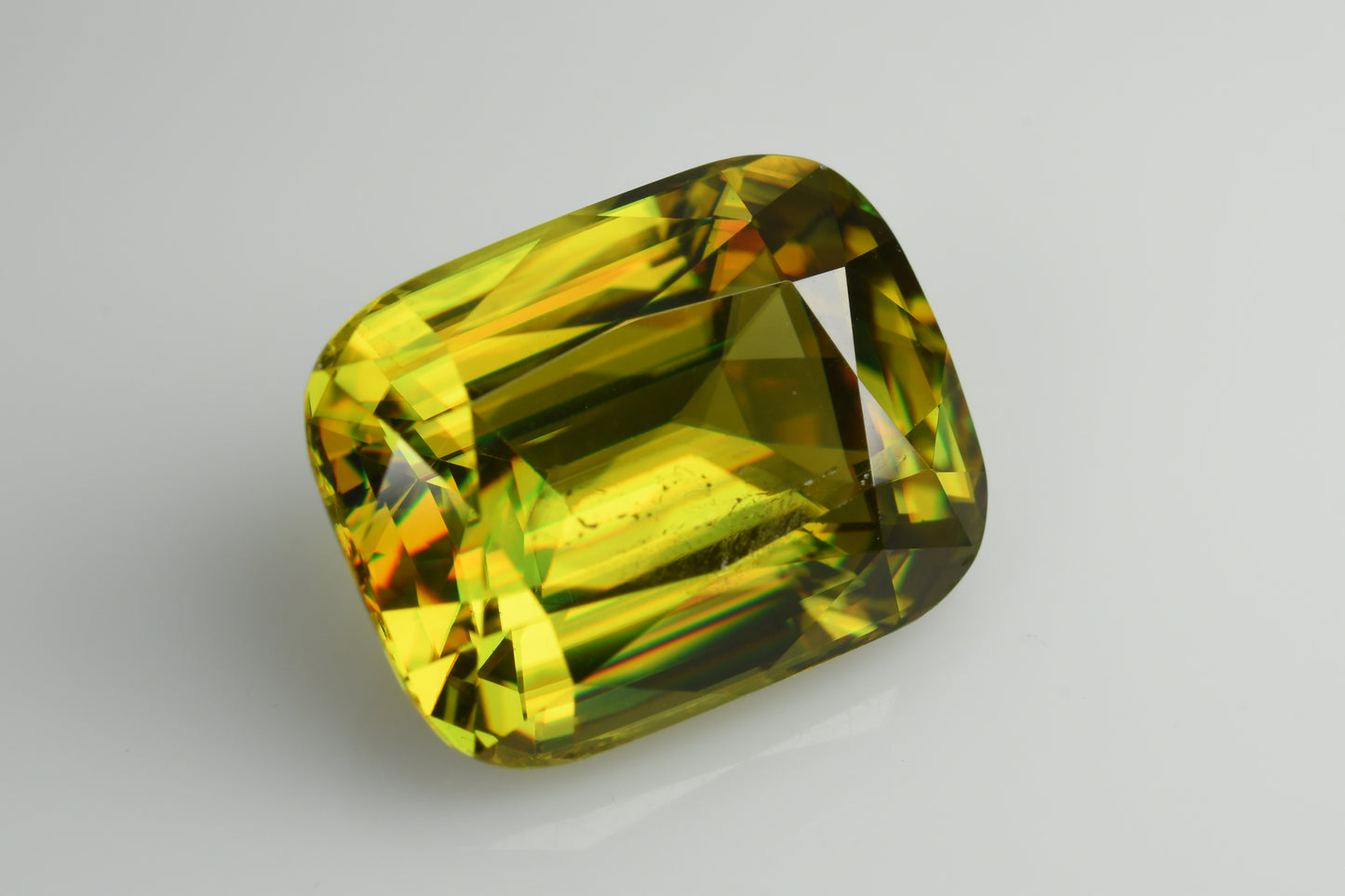 Faceted yellow green sphene, 6 cts