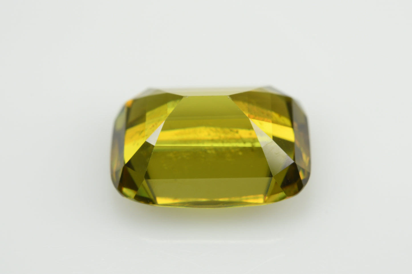 Faceted yellow green sphene, 6 cts