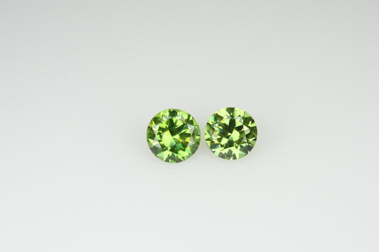 Faceted demantod garnet pair 0,55 ct