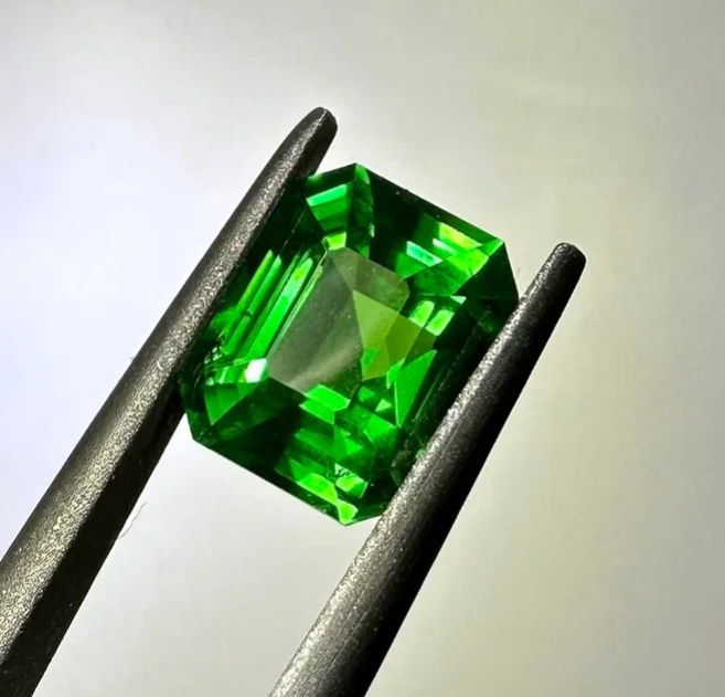 Faceted Tsavorite, green garnet, 1.60 ct grossular