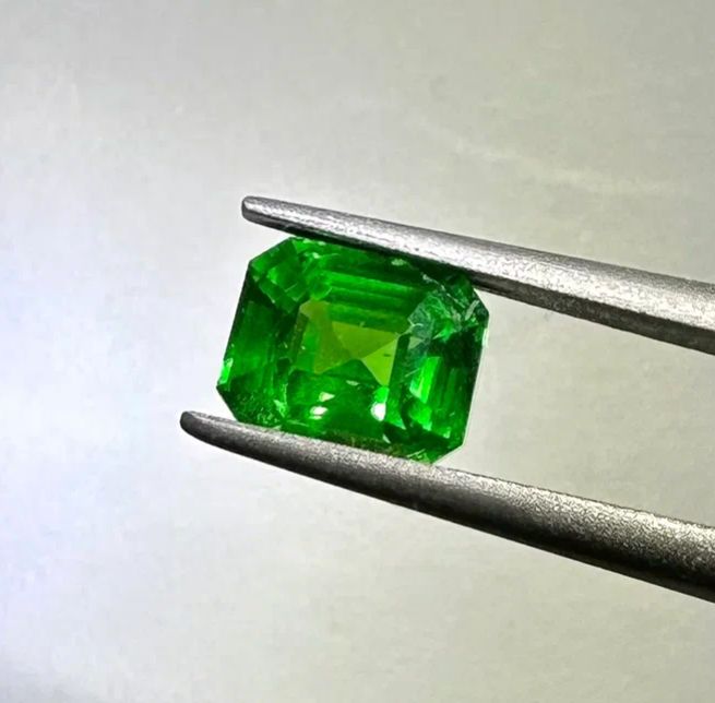 Faceted Tsavorite, green garnet, 1.60 ct grossular