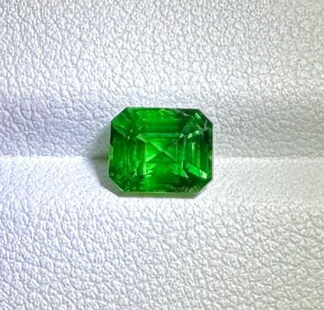 Faceted Tsavorite, green garnet, 1.60 ct grossular