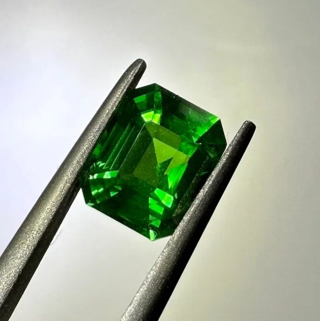 Faceted Tsavorite, green garnet, 1.60 ct grossular