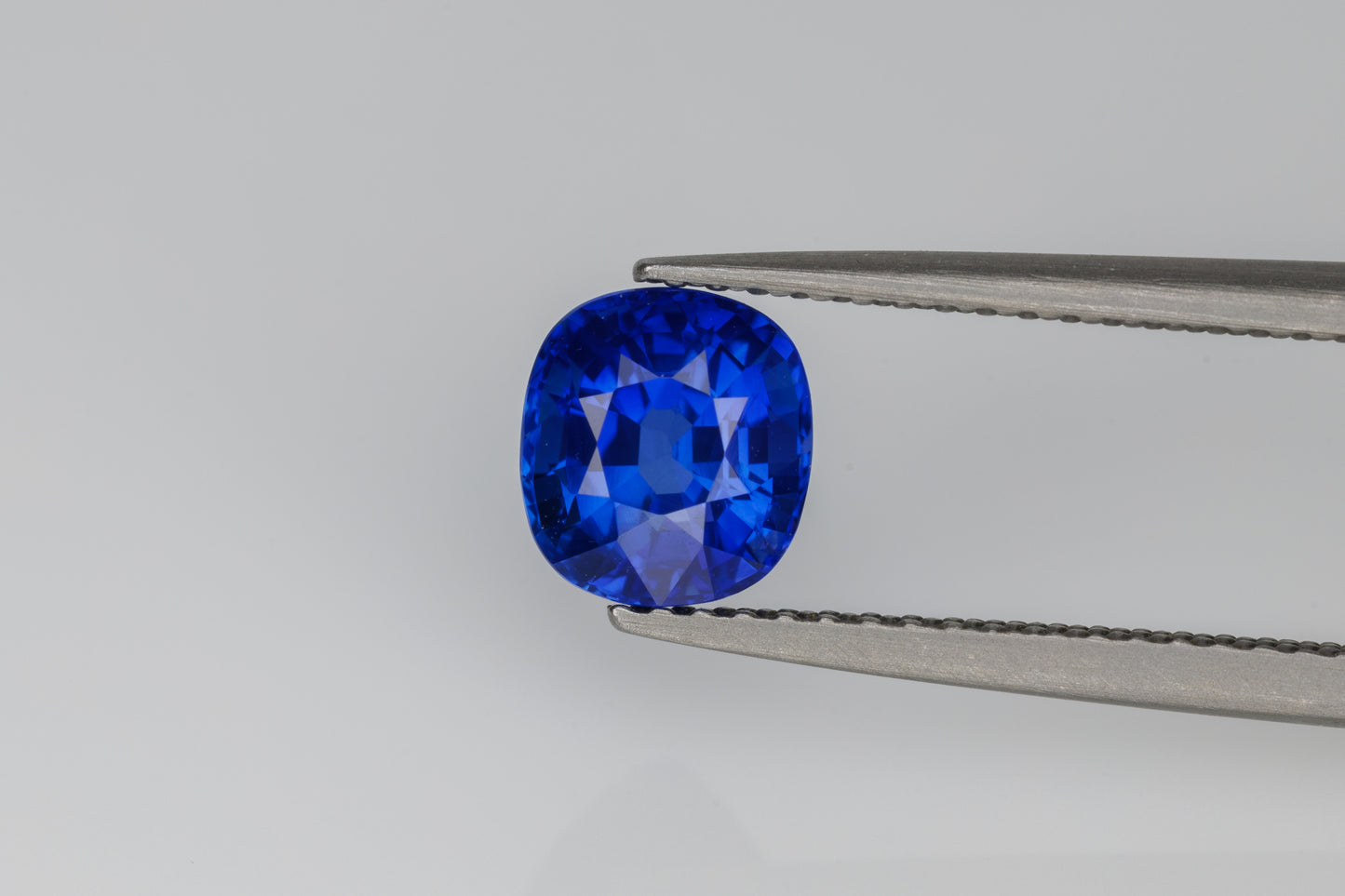 Peacock color blue sapphire heat treatment 1.57 ct
