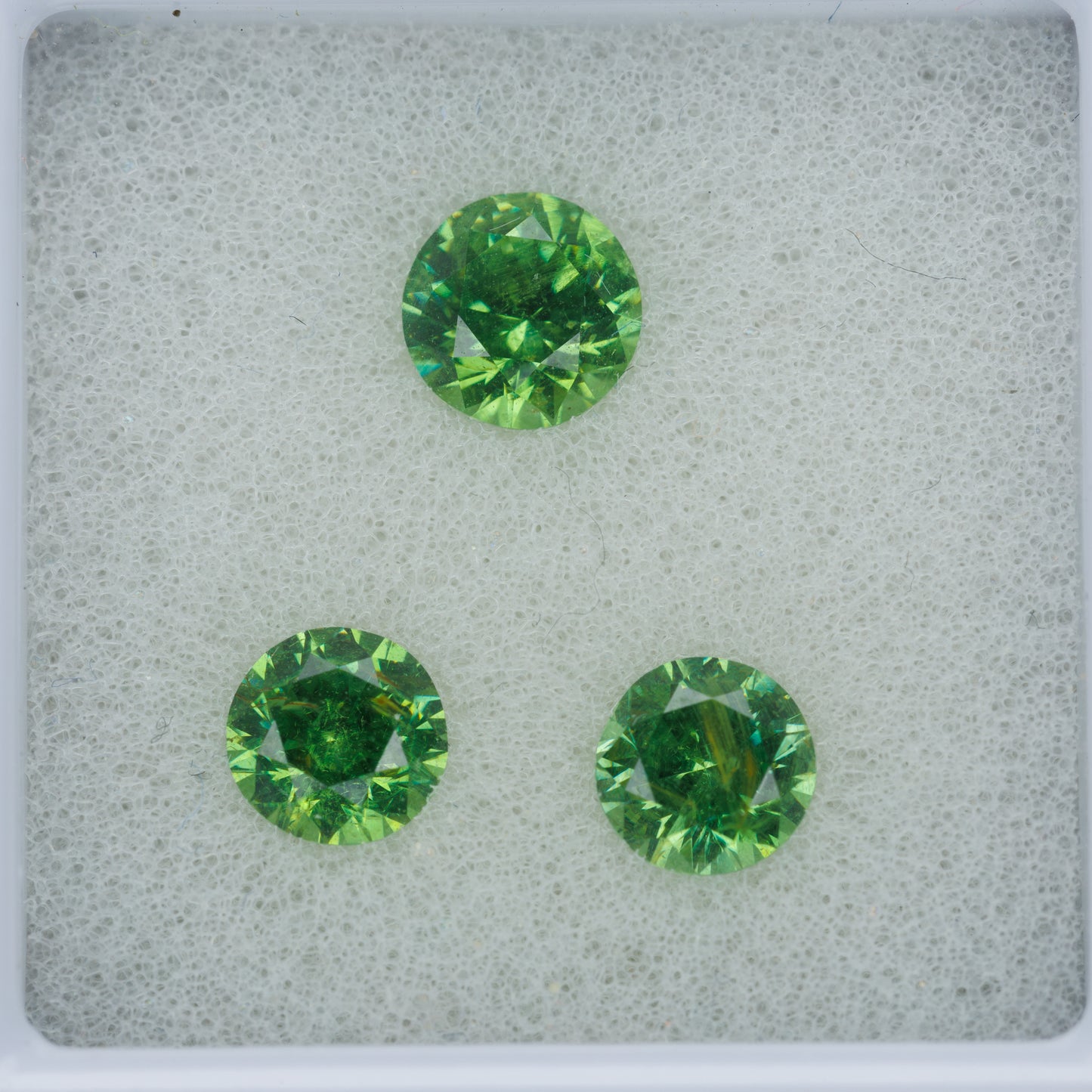 Russian demantoid set, faceted demantoid garnet set 1,64 ct