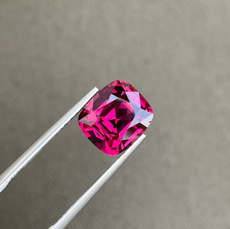 Spectacular reddish-pink faceted garnet 3.65 ct