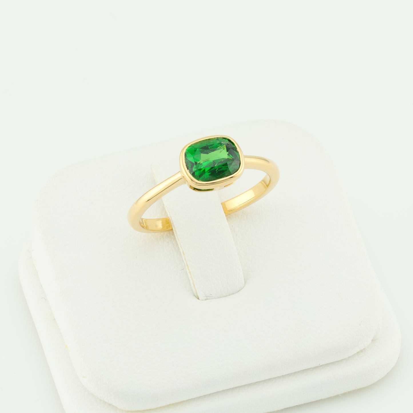 Vivid green faceted tsavorite garnet golden ring, 1 ct
