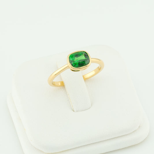 Vivid green faceted tsavorite garnet golden ring, 1 ct