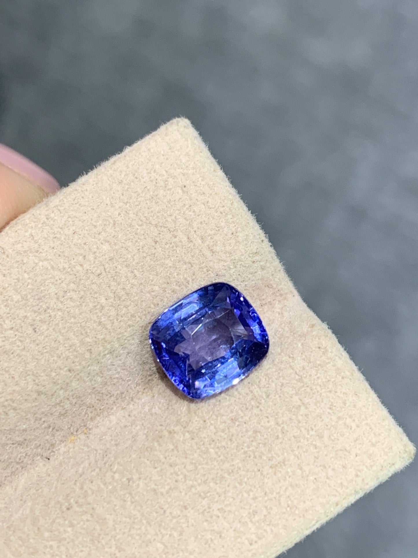 3.03 cts, Untreated blue sapphire with a GIA certificate