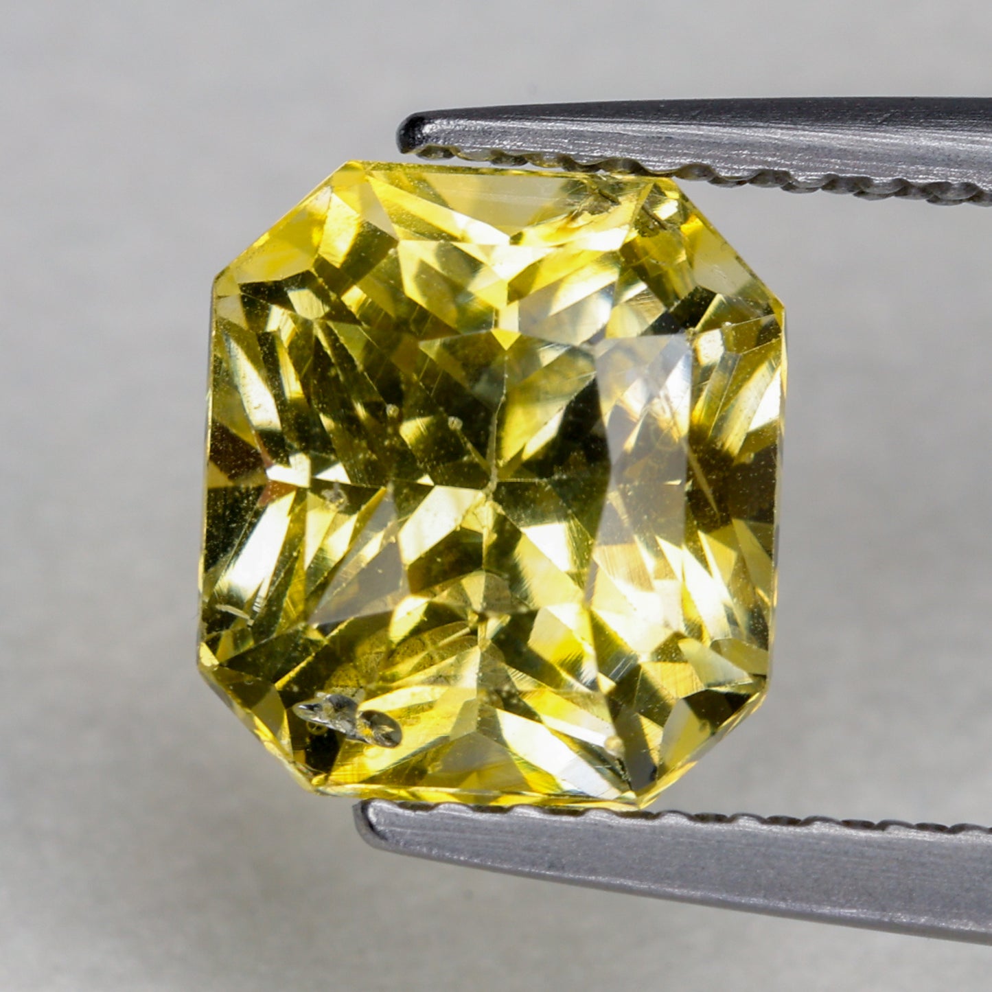 Faceted yellow sapphire, 2.5cts