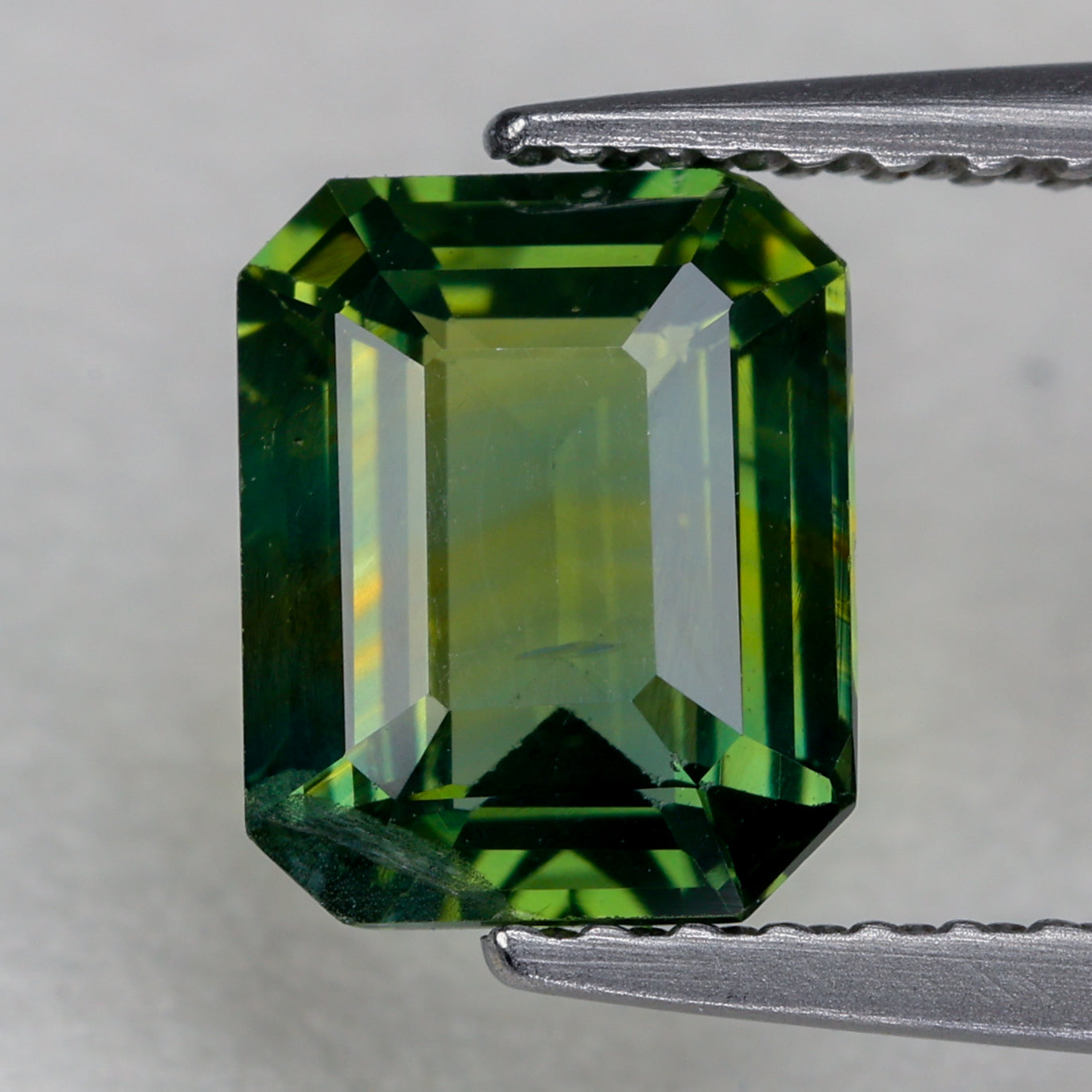 Faceted green sapphire, 1.53 ct