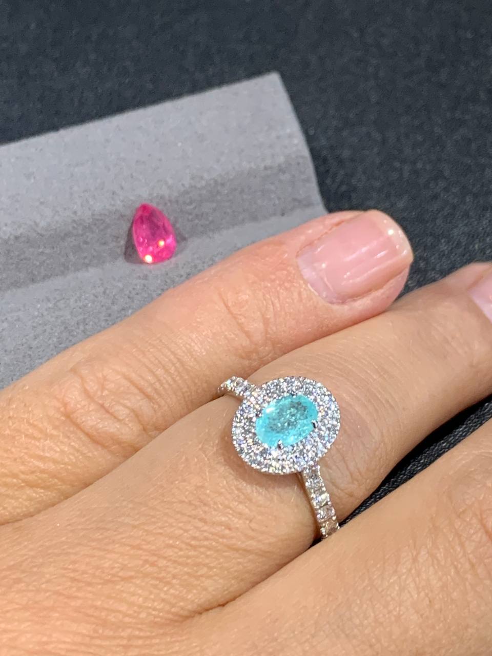 Ring with neon-blue Paraiba tourmaline