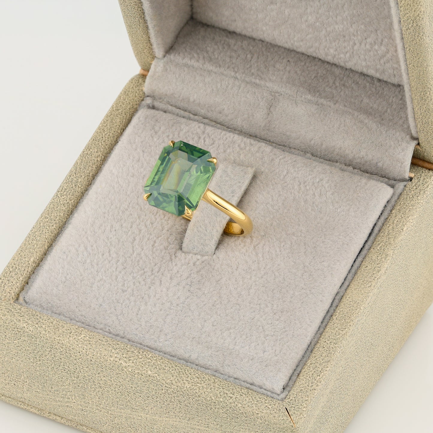 Neon green zircon golden ring, 7 cts