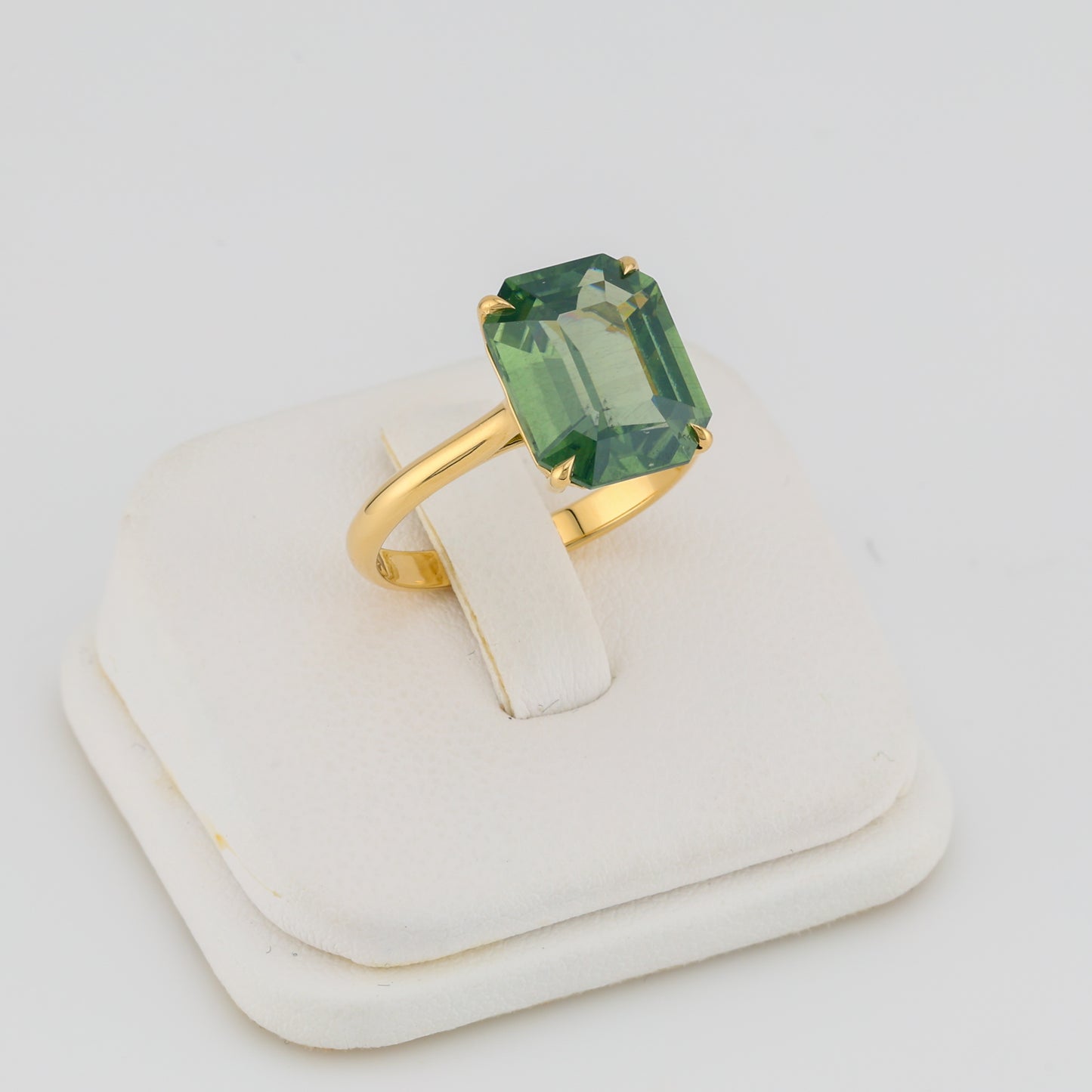 Neon green zircon golden ring, 7 cts