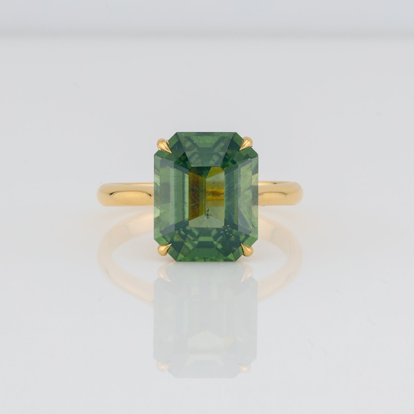 Neon green zircon golden ring, 7 cts