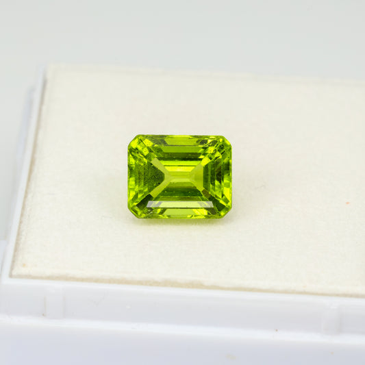Faceted peridot octagon cut, 4.12 ct