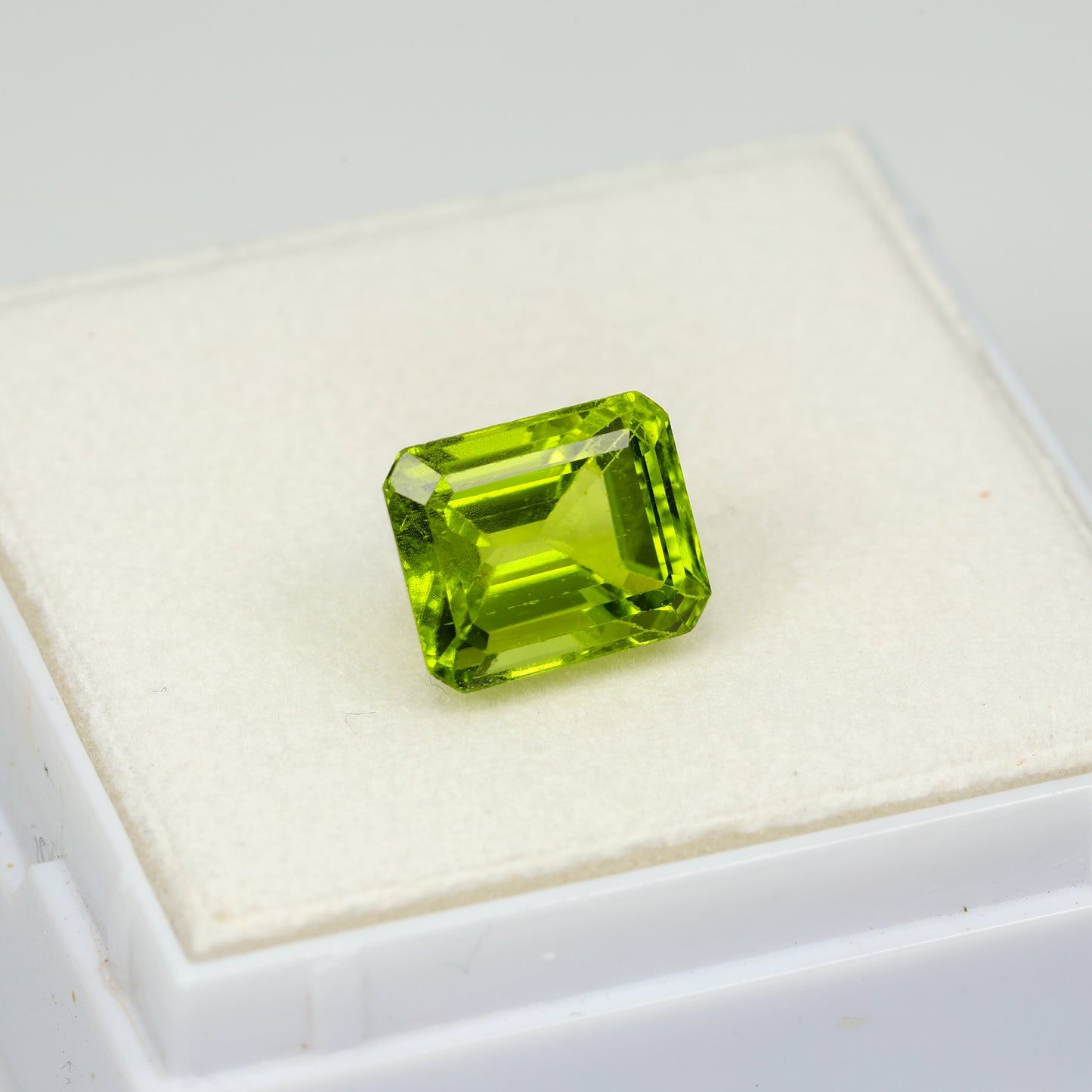 Faceted peridot octagon cut, 4.12 ct