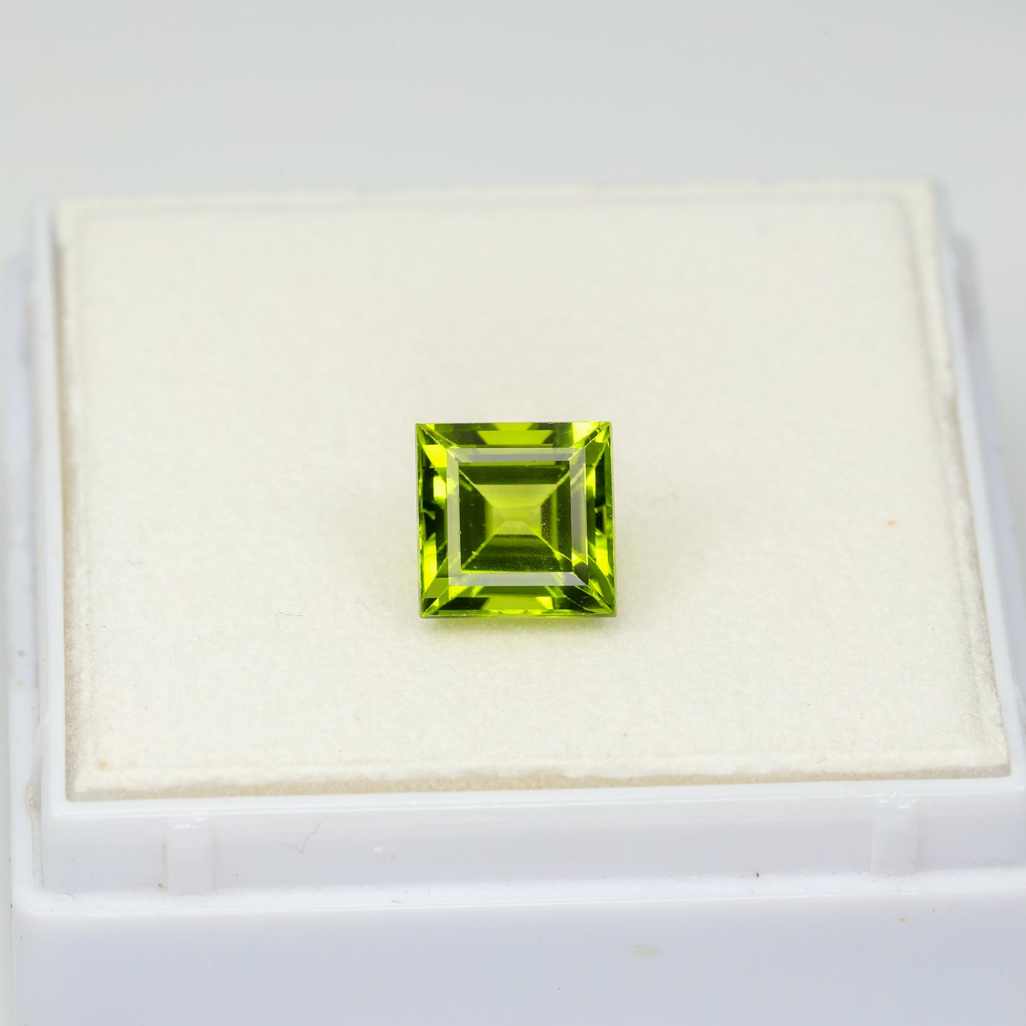Faceted peridot gemstone, 2.24 cts