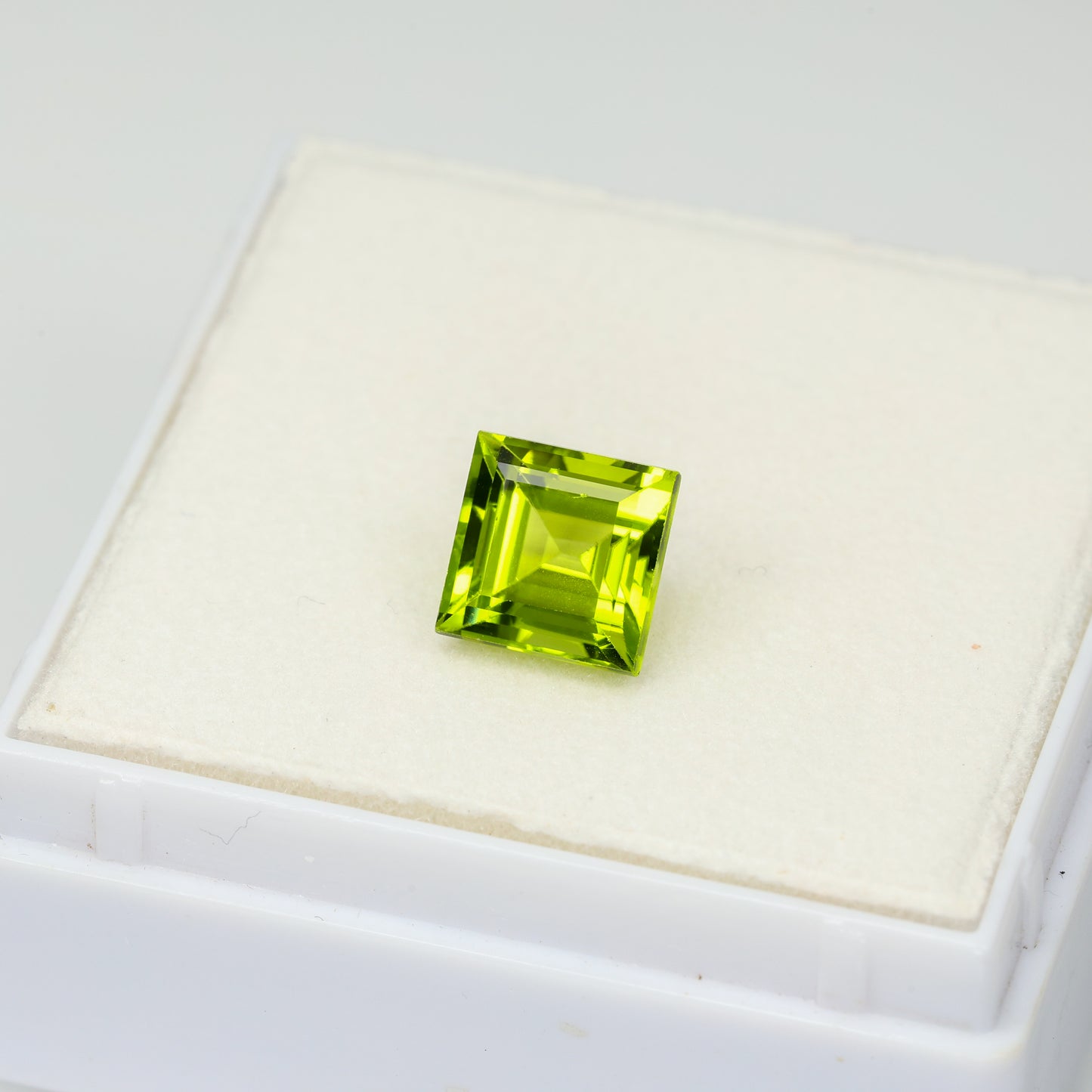 Faceted peridot gemstone, 2.24 cts