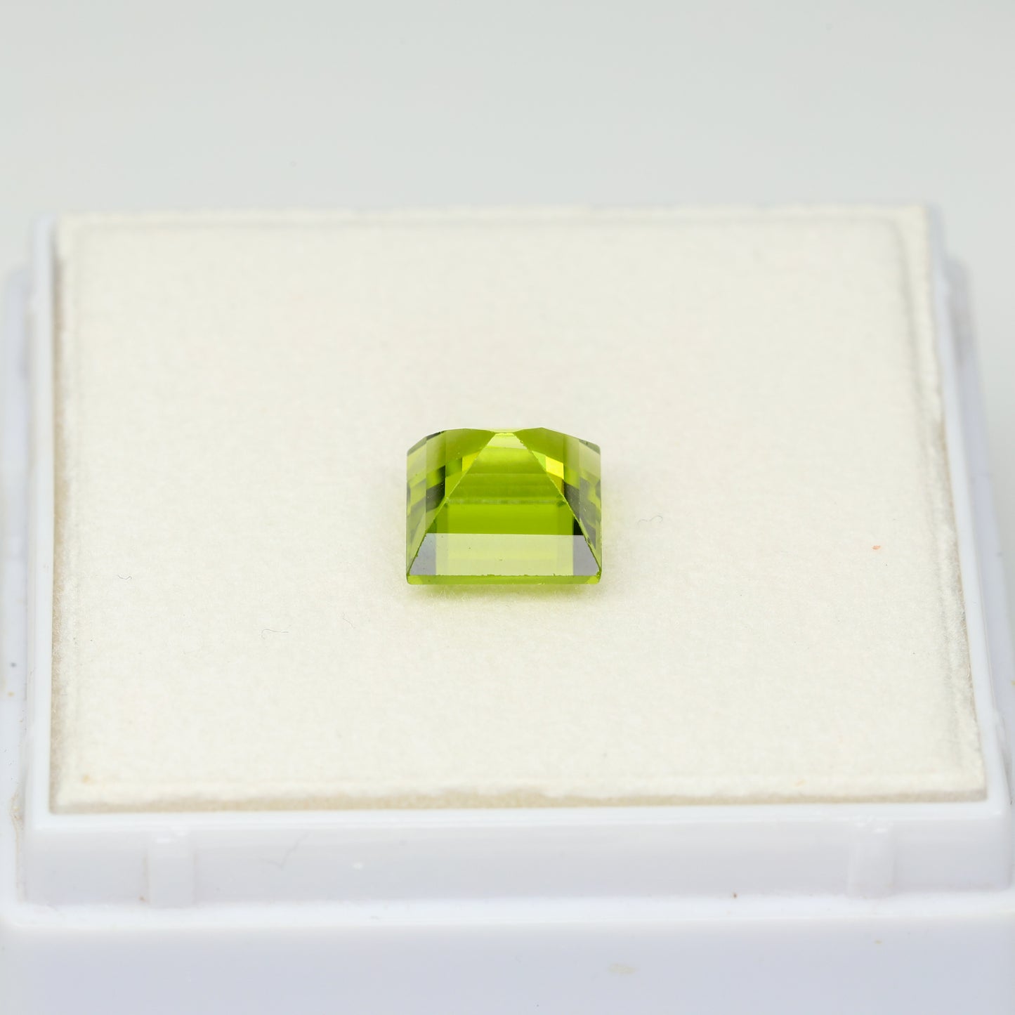 Faceted peridot gemstone, 2.24 cts
