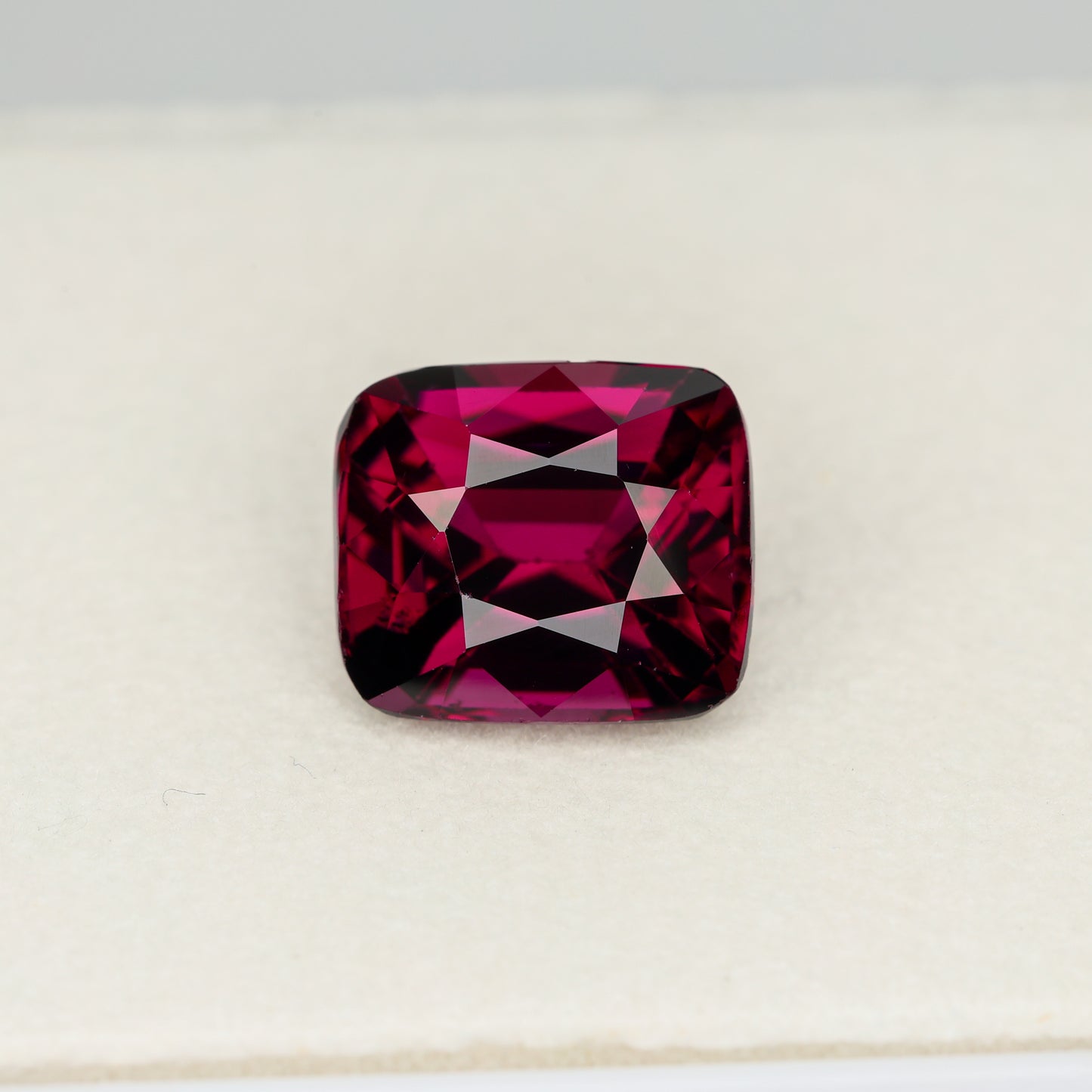 Faceted rhodolite garnet, 4.19 cts