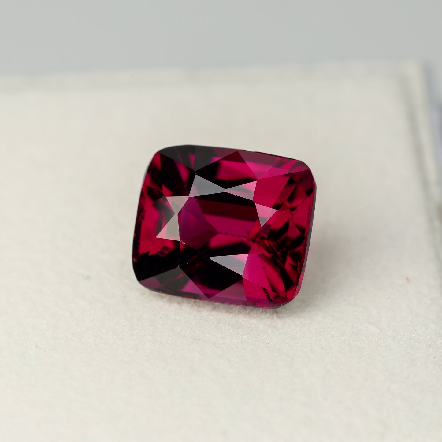 Faceted rhodolite garnet, 4.19 cts