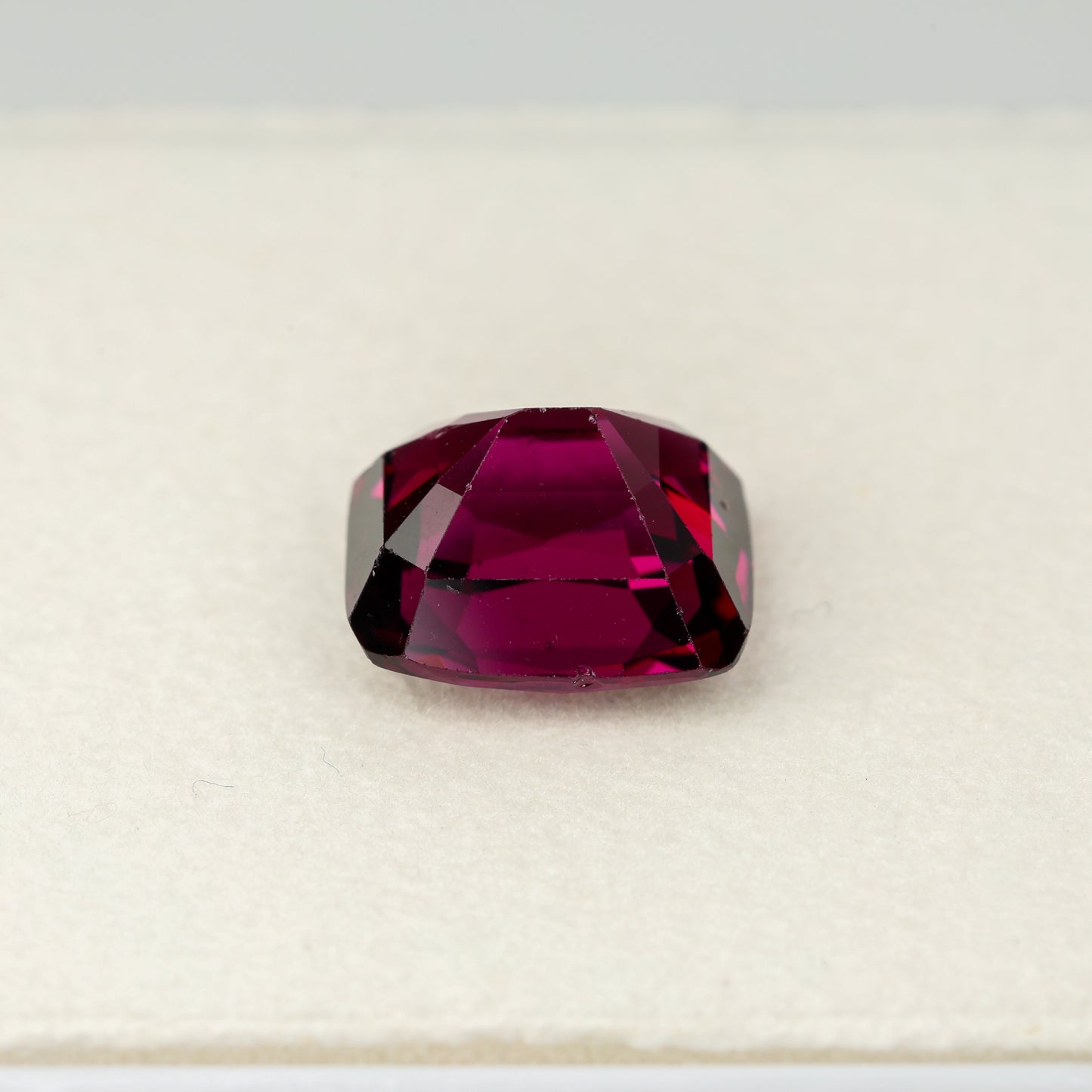 Faceted rhodolite garnet, 4.19 cts