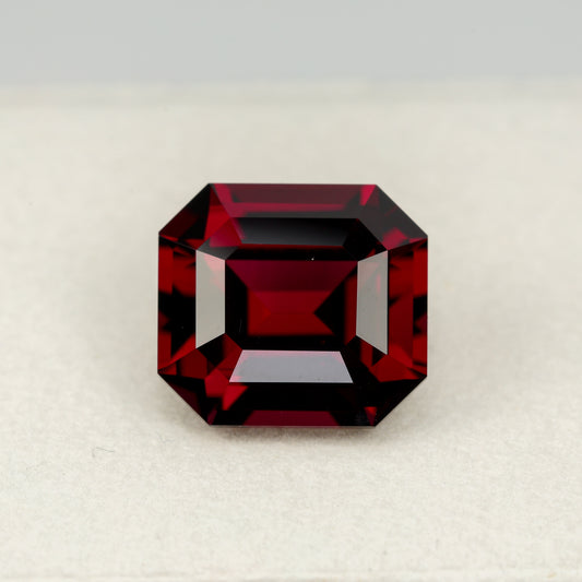 Large pinkish red faceted rhodolite garnet, 7.39 cts