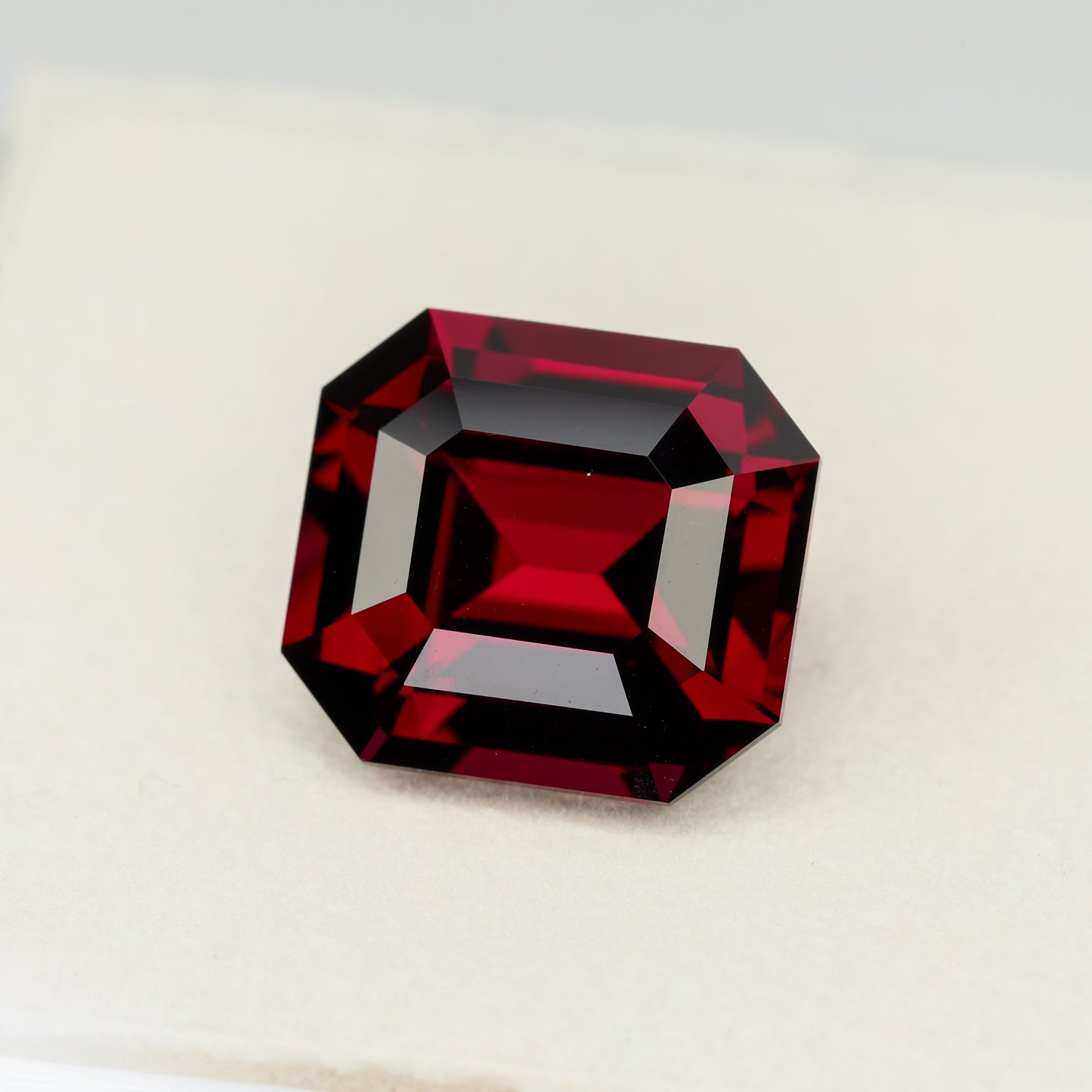Large pinkish red faceted rhodolite garnet, 7.39 cts