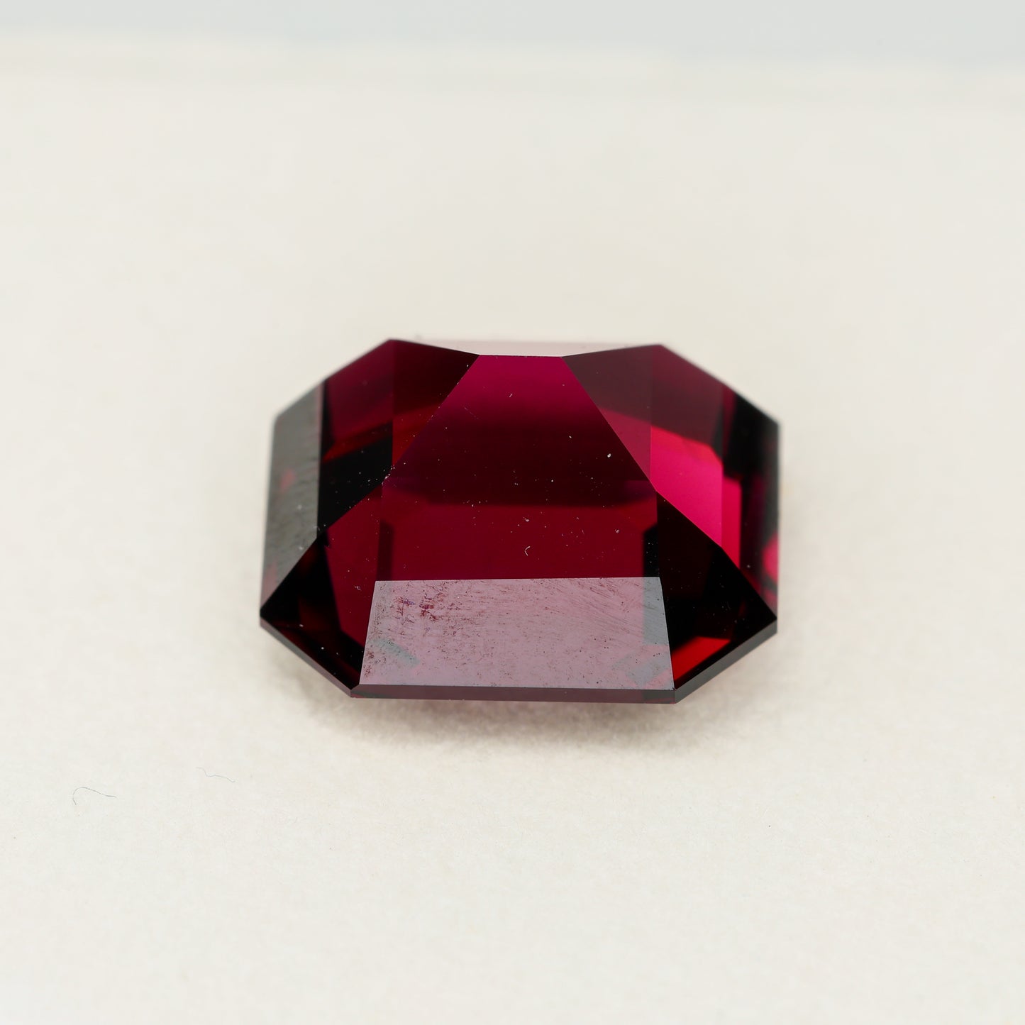 Large pinkish red faceted rhodolite garnet, 7.39 cts