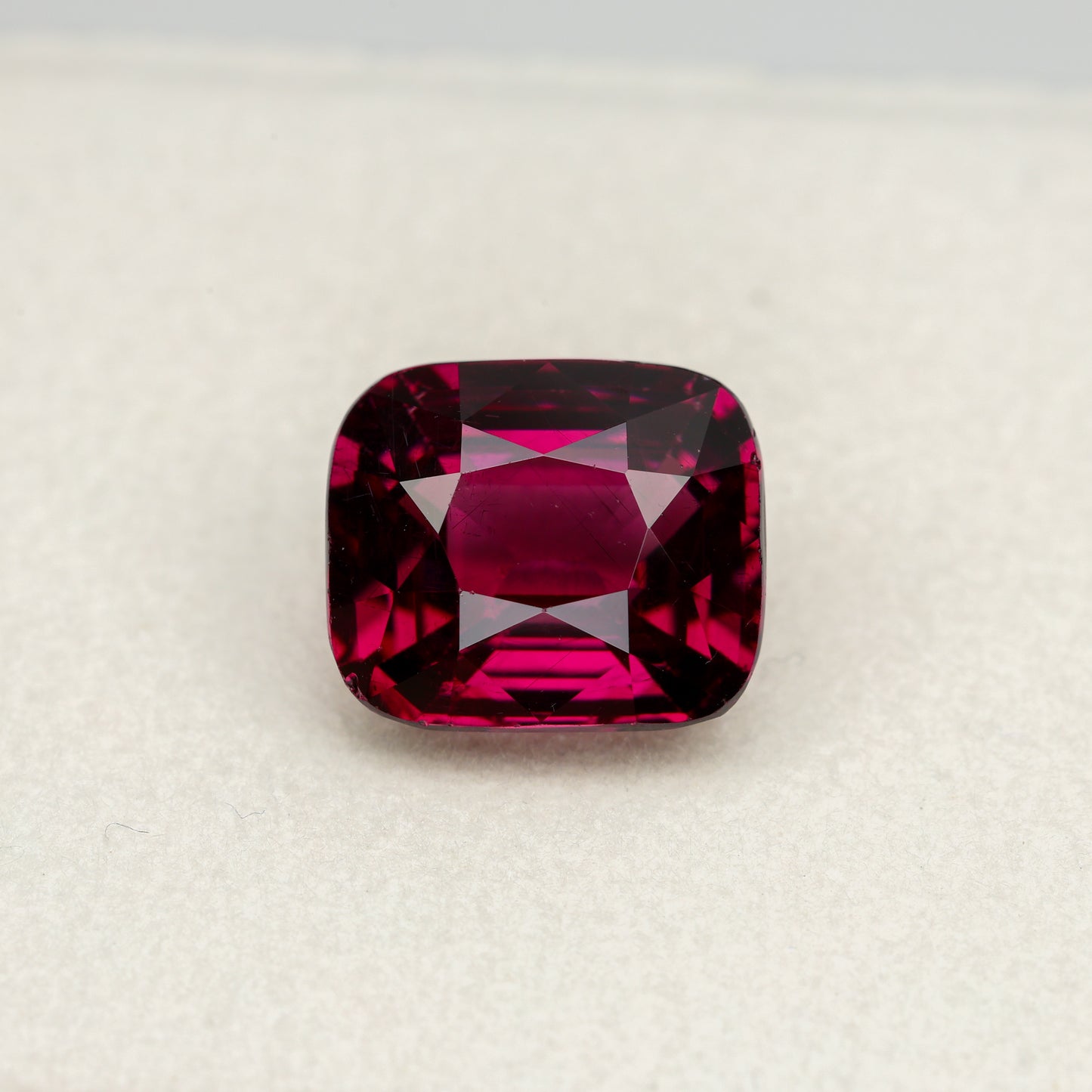 Faceted rhodolite garnet, 4.63 cts
