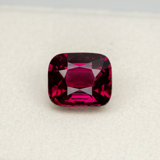 Faceted rhodolite garnet, 4.63 cts