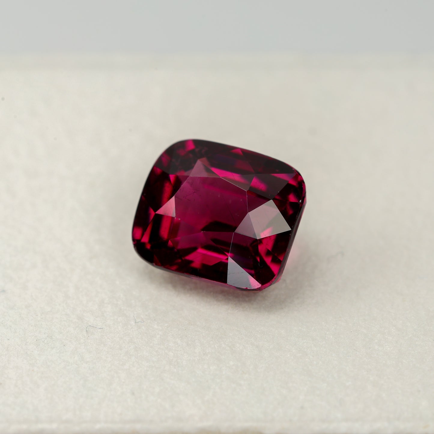 Faceted rhodolite garnet, 4.63 cts