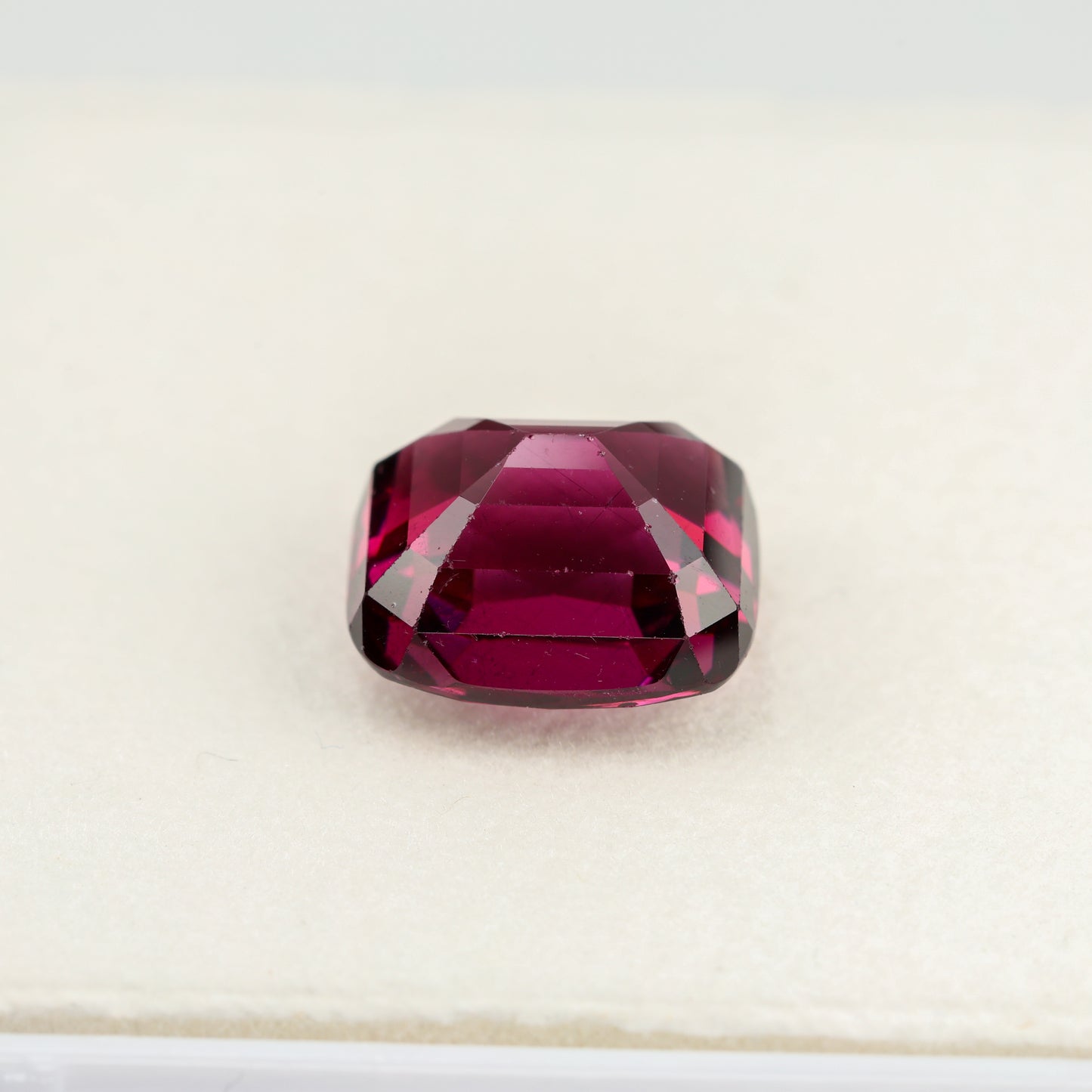 Faceted rhodolite garnet, 4.63 cts